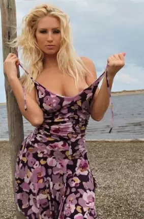 Images 4 - Стройная блондинка позирует на пляже 