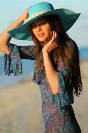 Images 1 - Симпатичная девушка на пляже оголила замечательную пизденку 