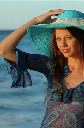 Images 7 - Симпатичная девушка на пляже оголила замечательную пизденку 