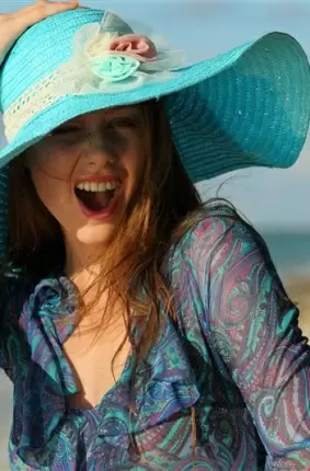 Images 34 - Симпатичная девушка на пляже оголила замечательную пизденку 