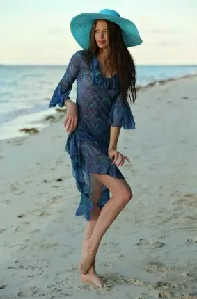 Images 2 - Симпатичная девушка на пляже оголила замечательную пизденку 