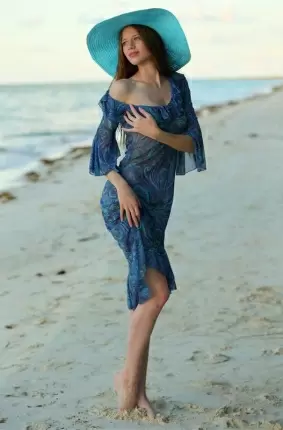 Images 3 - Симпатичная девушка на пляже оголила замечательную пизденку 