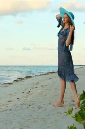 Images 5 - Симпатичная девушка на пляже оголила замечательную пизденку 