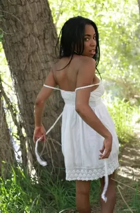 Images 6 - Темнокожая девушка в лесу показывает черную вагину 