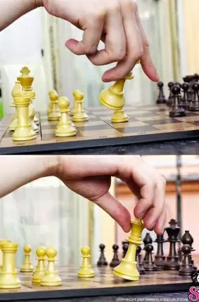 Images 12 - Дама раздевается за игрой в шахматы 