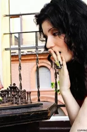 Images 13 - Дама раздевается за игрой в шахматы 