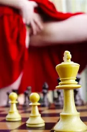 Images 39 - Дама раздевается за игрой в шахматы 