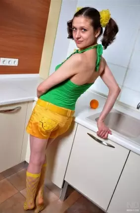 Images 2 - Раскрепощенная домохозяйка шалит на кухне 