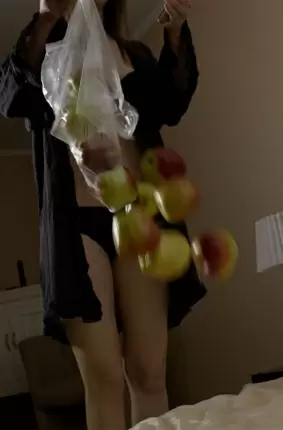 Images 1 - Сексуальная домохозяйка с яблочками 