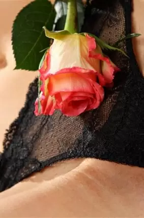 Images 13 - Кокетливая девчонка гладит шмоньку ароматной розой 