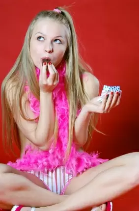 Images 5 - Красотка берет в рот конфету и страстно ест ее 