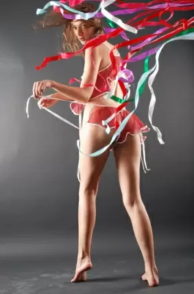 Images 35 - Разноцветные ленты разлетаются на ветру щекоча тело дамы 
