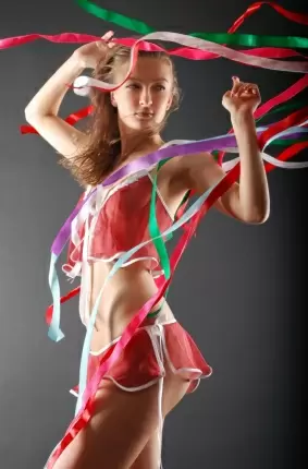 Images 3 - Разноцветные ленты разлетаются на ветру щекоча тело дамы 