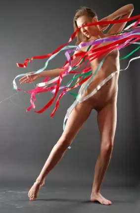 Images 70 - Разноцветные ленты разлетаются на ветру щекоча тело дамы 
