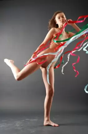 Images 68 - Разноцветные ленты разлетаются на ветру щекоча тело дамы 