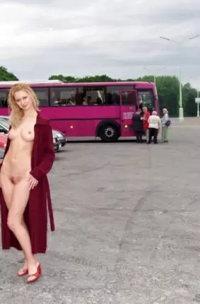 Images 3 - Девушка на автобусной остановке 
