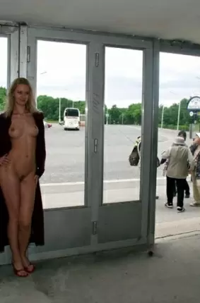 Images 15 - Девушка на автобусной остановке 