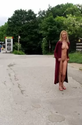 Images 24 - Девушка на автобусной остановке 