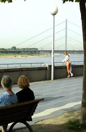 Images 3 - Сексуальная блондинка идет голышом по мостовой 
