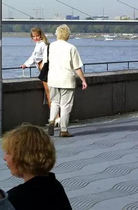 Images 1 - Сексуальная блондинка идет голышом по мостовой 