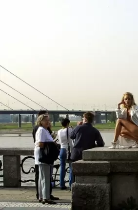 Images 9 - Сексуальная блондинка идет голышом по мостовой 