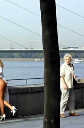 Images 2 - Сексуальная блондинка идет голышом по мостовой 