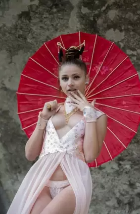 Images 2 - Экстравагантная дама с зонтиком с торчащими сосками 