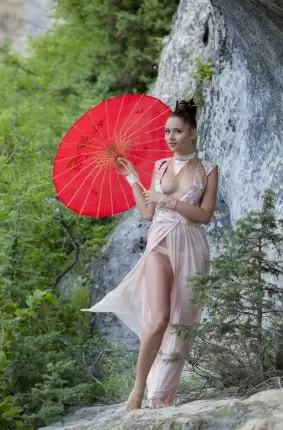 Images 3 - Экстравагантная дама с зонтиком с торчащими сосками 