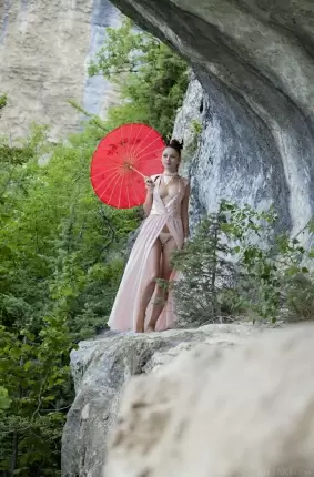 Images 4 - Экстравагантная дама с зонтиком с торчащими сосками 