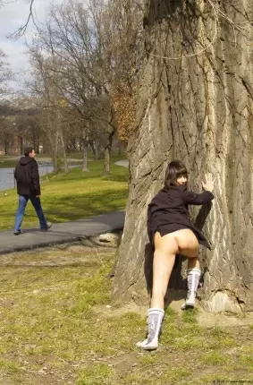 Images 3 - Девушка знает как развлечь себя в парке 