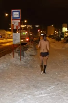 Images 3 - Смелая голая баба гуляет по зимнему ночному городу 