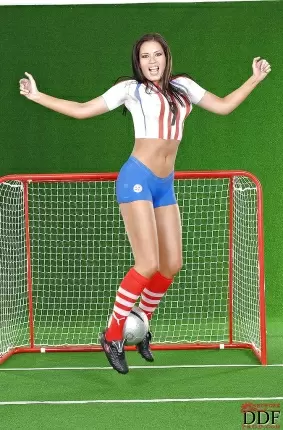 Images 4 - Эротика от привлекательной брюнетки с футбольным мячом 