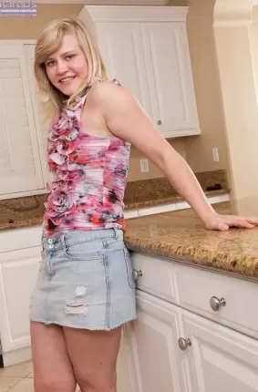 Images 1 - Блондинка стимулирует розовую пилотку на кухонном столе 