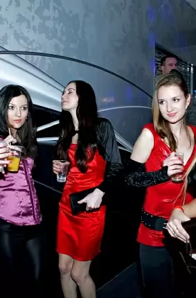Images 2 - Классное групповое пати с девахами в ночном клубе 