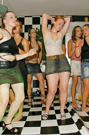 Images 5 - Молодые девушки напились и начали откровенно танцевать 