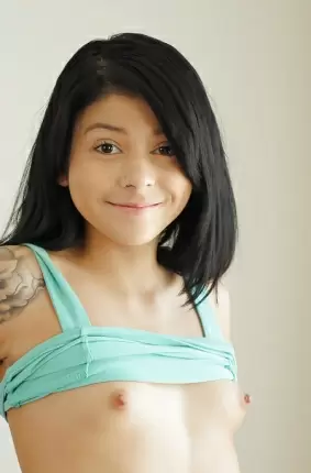 Images 4 - Совершеннолетняя латиноамериканская тёлка с очень маленькой грудью 