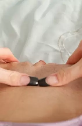 Images 10 - Дрочит вагинальную дырочку симпатичная брюнетка в чулках 