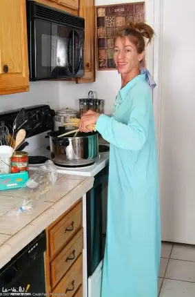 Images 1 - Девушка 40ка лет раздевается на кухне 