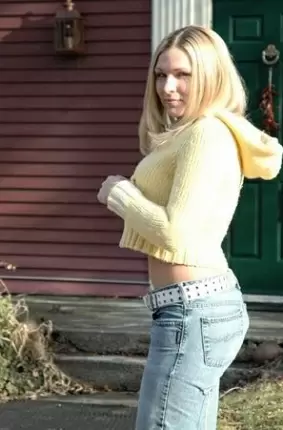 Images 2 - Блондинка показывает свои трусики на улице 