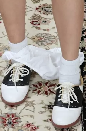 Images 3 - Сучка в белых носках лежит на полу и трогает узенькую киску 