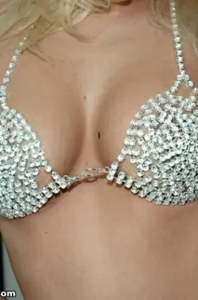 Images 11 - Блондинка в бриллиантовом бикини 