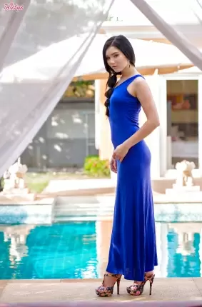 Images 1 - Замечательная брюнетка снимает с себя платье синего цвета 