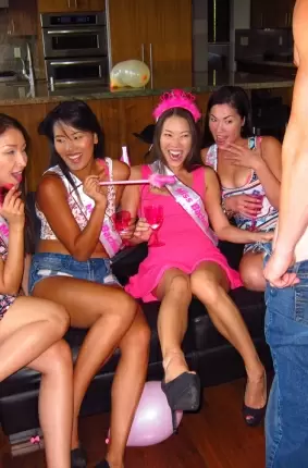 Images 2 - Привлекательные тайские девушки трахнулись с европейцем 