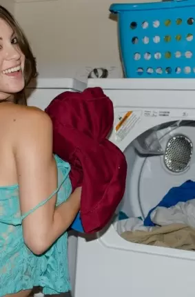 Images 5 - Домашние фотографии большешгрудой красавицы возле стиральной машины 