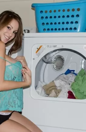 Images 4 - Домашние фотографии большешгрудой красавицы возле стиральной машины 