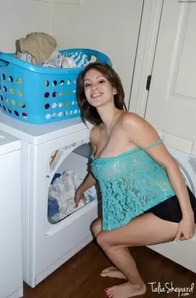 Images 7 - Домашние фотографии большешгрудой красавицы возле стиральной машины 