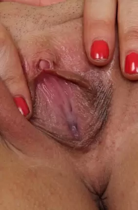 Images 14 - Немолодая потаскушка решила выставить напоказ бритую вагину 