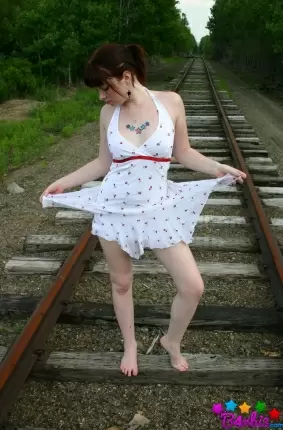 Images 4 - Девушка в белом сарафане фотографируется на железнодорожных путях 