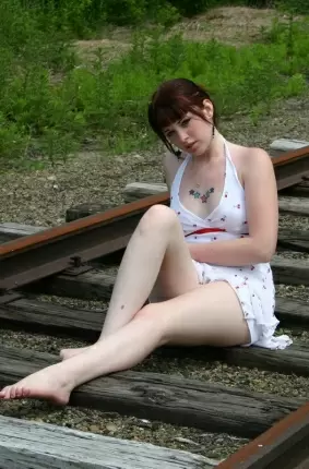 Images 10 - Девушка в белом сарафане фотографируется на железнодорожных путях 
