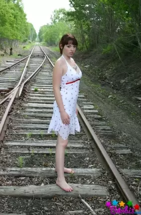 Images 1 - Девушка в белом сарафане фотографируется на железнодорожных путях 